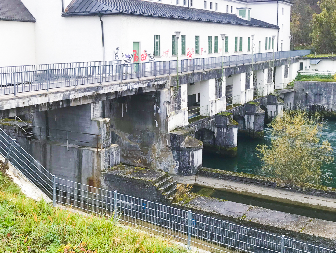 Rückbau einer Kraftwerksbrücke in München an der Isar