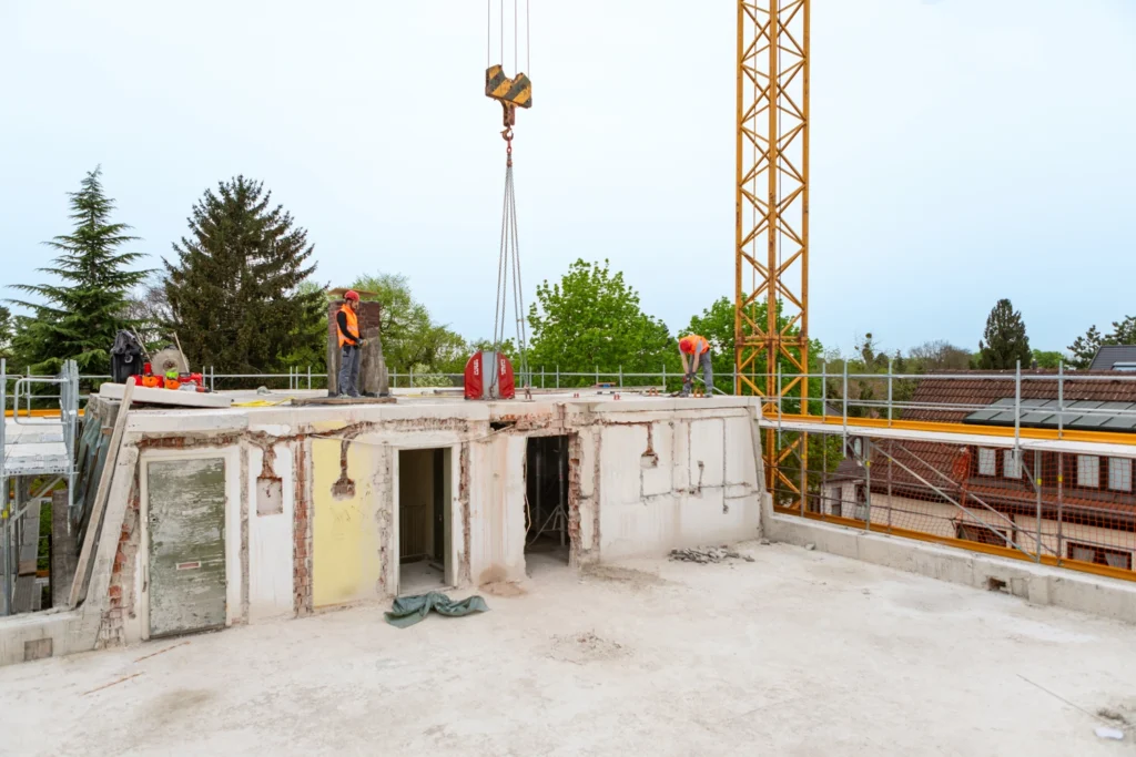 Abtragen von Beton auf einer Baustelle in München.
